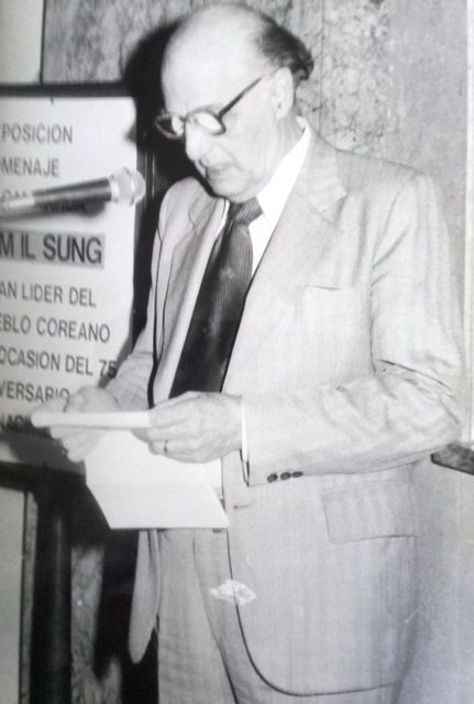 Foto de El doctor Le Riverend en la inauguración de la exposición sobre Corea Democrática, abril de 1987. Colección especial de fotografías BNJM.
